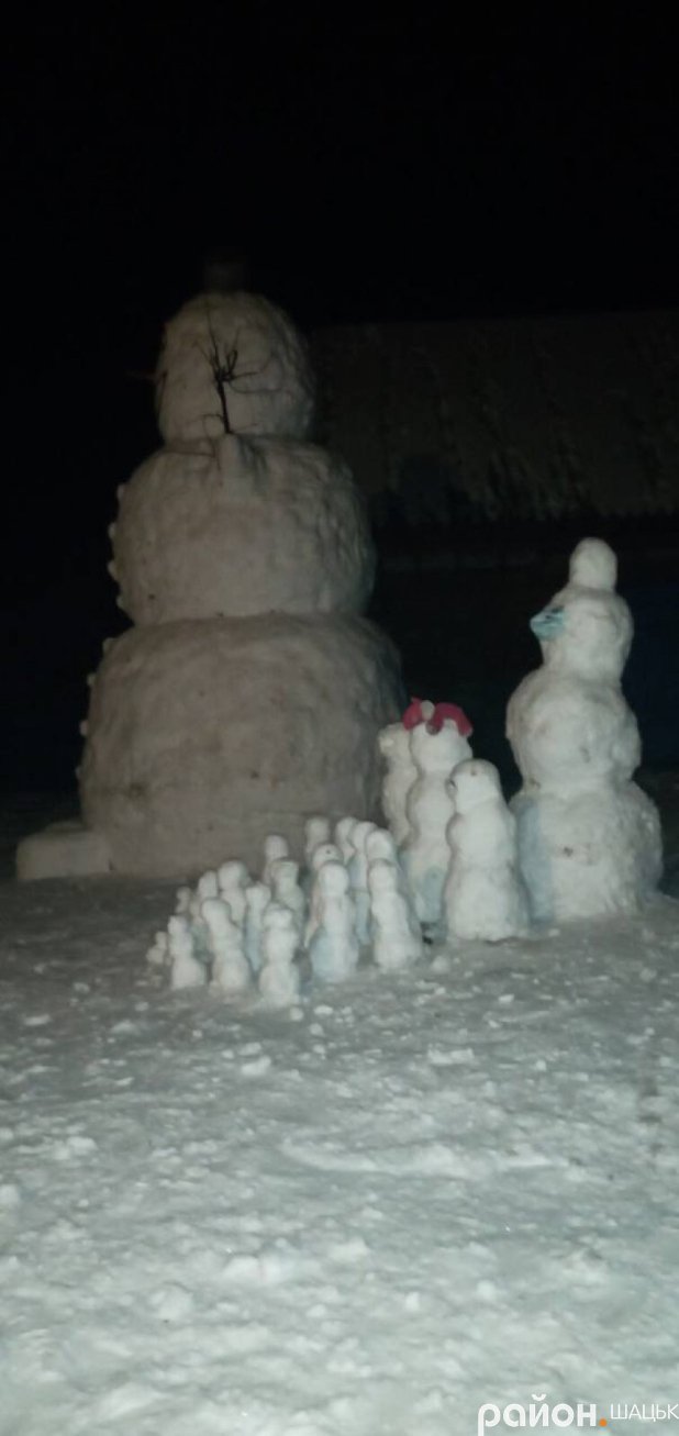 Сім'я з Волині зліпила гігантського сніговика. ФОТО