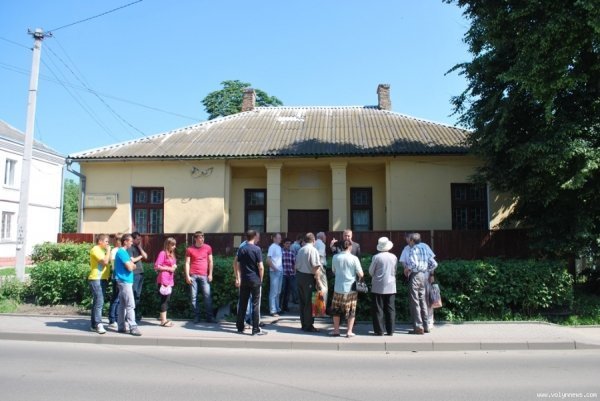 «Бої» за партійний офіс в Луцьку: виламані двері, вирвані замки. ФОТО. ВІДЕО
