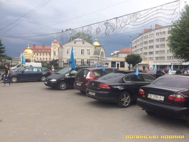 З нагоди Дня кримськотатарського прапора Луцьком проїхалася колона автомобілів