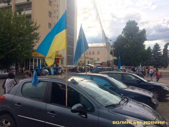 З нагоди Дня кримськотатарського прапора Луцьком проїхалася колона автомобілів