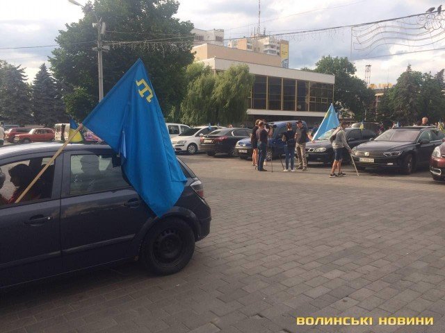 З нагоди Дня кримськотатарського прапора Луцьком проїхалася колона автомобілів