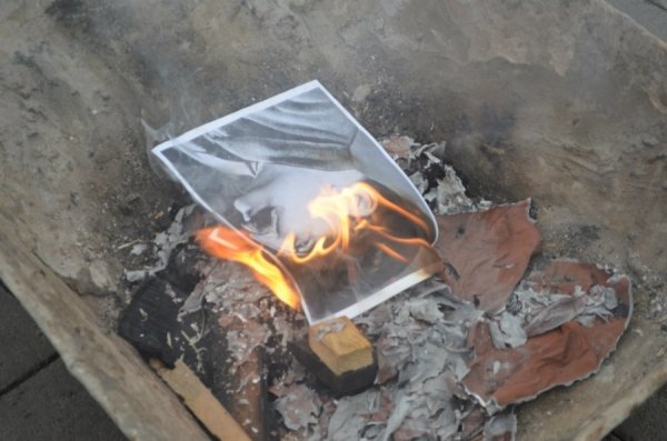 У Луцьку палили символіку СРСР. ФОТО