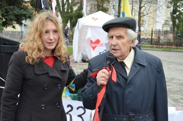 У Луцьку палили символіку СРСР. ФОТО