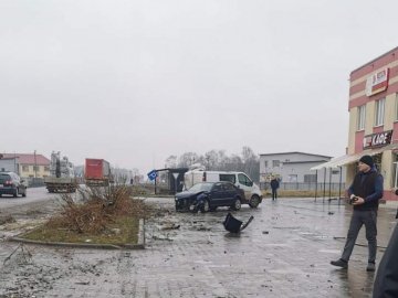 У Рованцях легковик влетів у припарковані автомобілі на автомийці. ФОТО