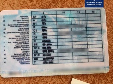 Волинські патрульні спіймали 23-річного водія вантажівки з фальшивими правами