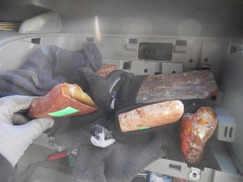 Контрабанда по-волинськи: замість подушки безпеки - понад кілограм бурштину. ФОТО