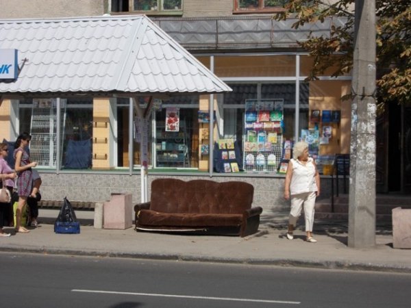 У Луцьку зупинку «обладнали» мʼяким диваном. ФОТО