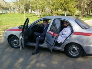 Медикам у Володимирі передали новенький автомобіль