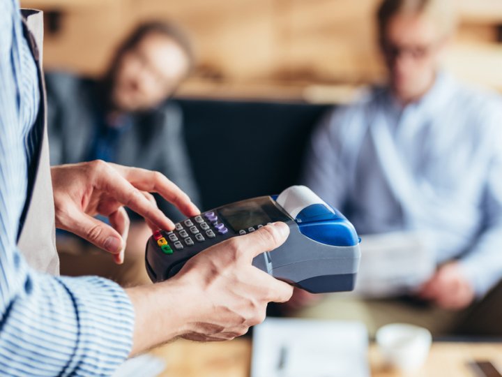 Як працює касовий апарат з POS-терміналом: простими словами