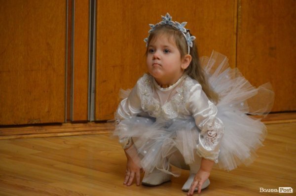  Ялинка, цукерки та мультяшні лемури: луцьким дітям влаштували новорічне свято