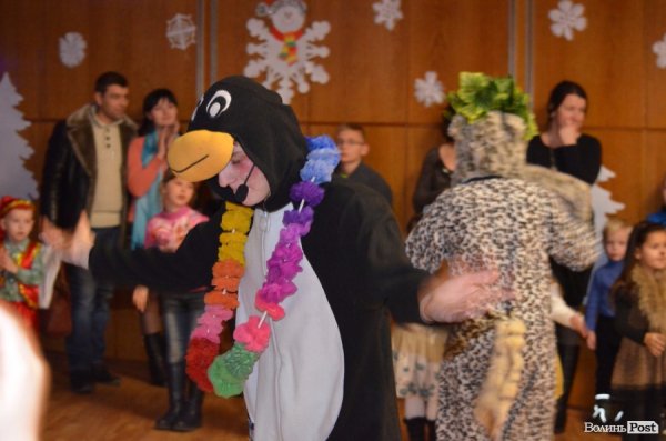  Ялинка, цукерки та мультяшні лемури: луцьким дітям влаштували новорічне свято