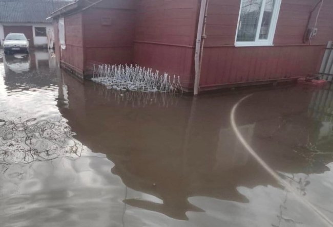 У Луцьку рятувальники відкачували воду з підвалу багатоповерхівки
