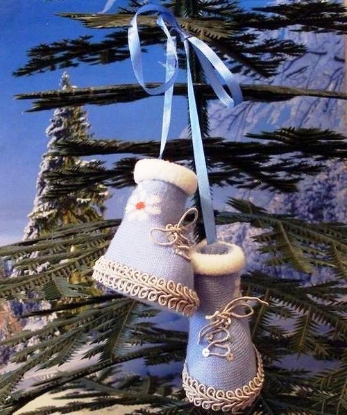 Дитячі пінетки на ялинці