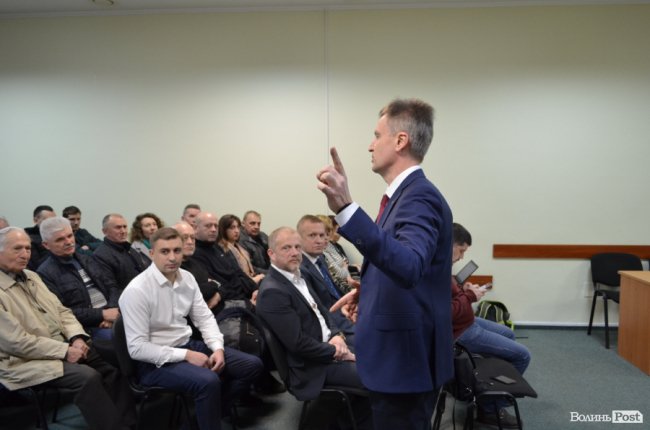 Гідні зарплати та відсіч Росії: про що кандидат в Президенти Валентин Наливайченко говорив з лучанами*