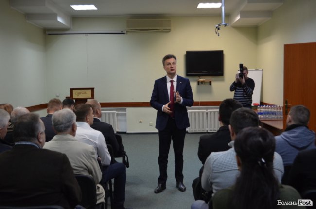 Гідні зарплати та відсіч Росії: про що кандидат в Президенти Валентин Наливайченко говорив з лучанами*