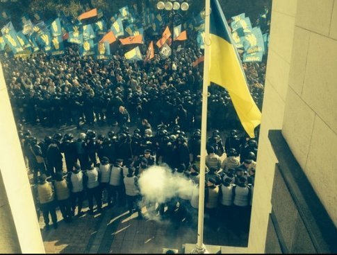 Під Верховною Радою - димові шашки та вибухи. ФОТО. ВІДЕО