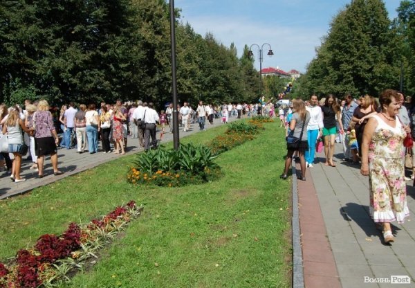 У День міста в Луцьку відбулося свято квітів. ФОТО