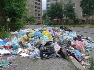 Чистота по-ківерцівськи: невідомі викинули сміття ледь не посеред вулиці