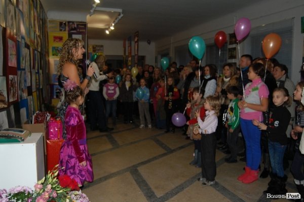 У луцькій мистецькій галереї – сотні дитячих малюнків. ФОТО 