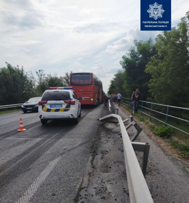 У крові – 6 проміле алкоголю: п'янючий водій легковика врізався в пасажирський автобус на Рівненщині. ФОТО