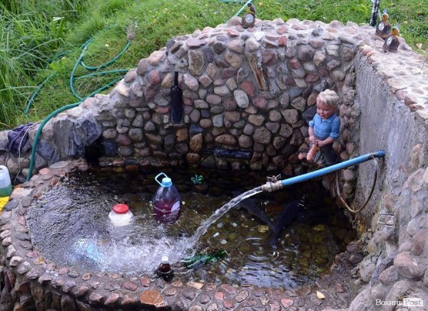 Джерельну воду можна набирати, скільки завгодно.