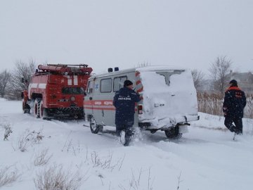Три «швидкі» у Луцьку витягував зі снігу спецтранспорт МНС