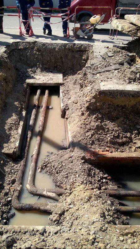 Комунальники замінюють аварійні труби в Луцьку