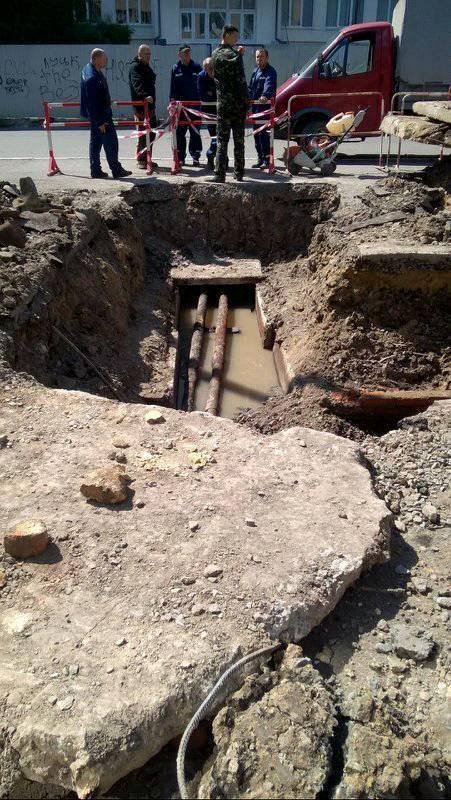 Комунальники замінюють аварійні труби в Луцьку