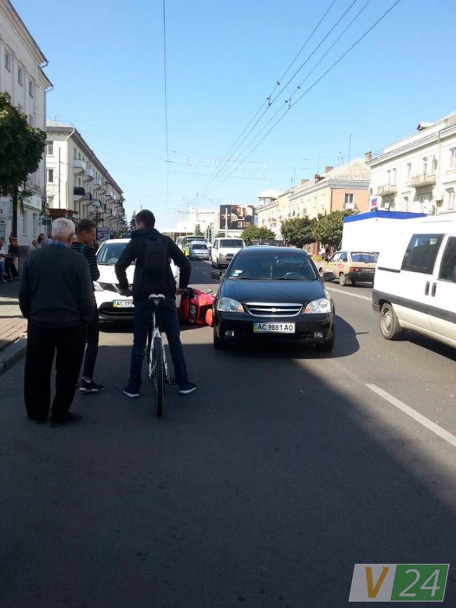 Аварія у Луцьку: залізного байка затиснули 2 автівки