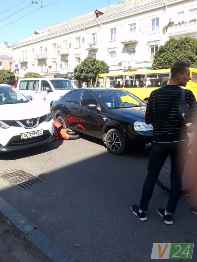 Аварія у Луцьку: залізного байка затиснули 2 автівки