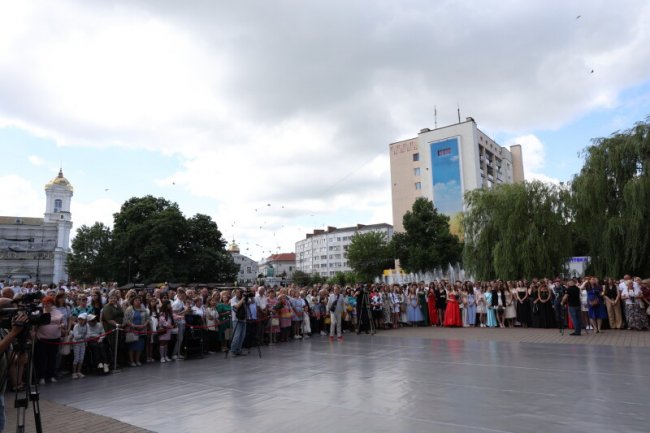 Вручення медалей випускникам у Луцьку: як це було