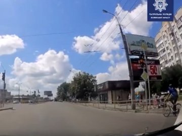 Проїхав на заборонений сигнал світлофора: у Луцьку спіймали велосипедиста-порушника. ВІДЕО