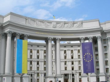 МЗС доручило всім консульствам України припинити надання послуг чоловікам призовного віку, - ЗМІ