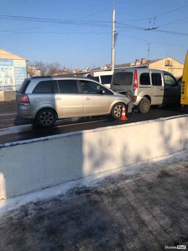 У Луцьку на мосту зіткнулись три автівки, рух – ускладнений. ФОТО