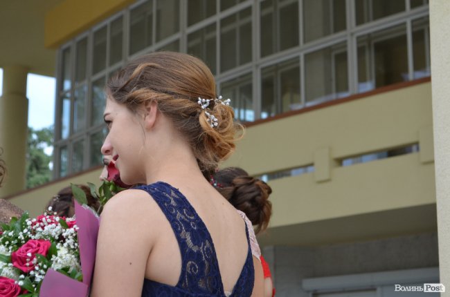 Квіти у волоссі та легкі «хвилі»: зачіски луцьких випускниць. ФОТО