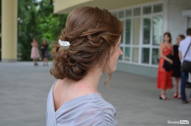 Квіти у волоссі та легкі «хвилі»: зачіски луцьких випускниць. ФОТО