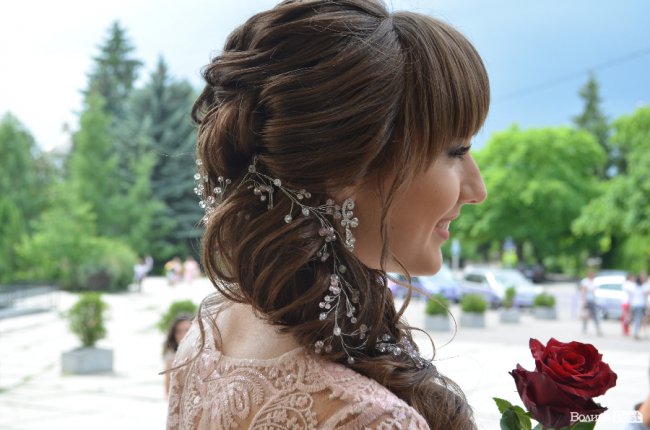 Квіти у волоссі та легкі «хвилі»: зачіски луцьких випускниць. ФОТО
