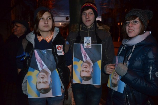Під прокуратурою Волині - пікет з перевернутими «Януковичами». ФОТО 