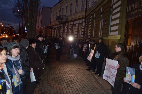 Під прокуратурою Волині - пікет з перевернутими «Януковичами». ФОТО 