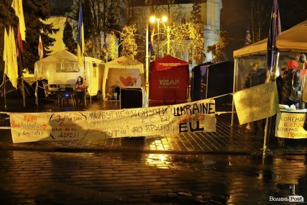 Вечірній Євромайдан у Луцьку. ФОТО