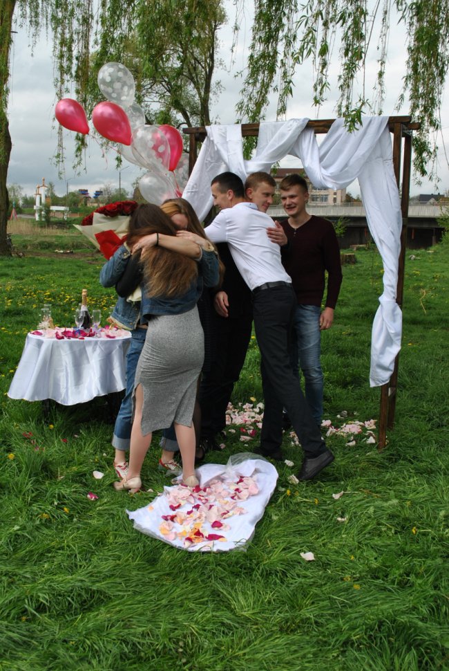 Їхала рятувати коханого, а стала нареченою: романтична історія освідчення на Волині. ФОТО