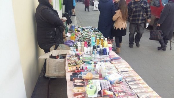 У Луцьку незаконно продавали косметику. ФОТО 