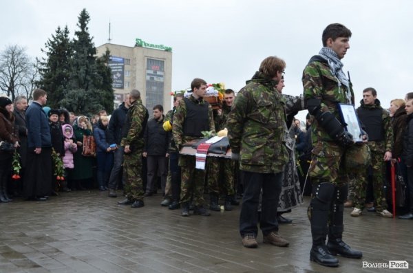 «Герої не вмирають!», – у Луцьку провели в останню путь майданівця. ФОТО. ВІДЕО