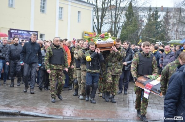 «Герої не вмирають!», – у Луцьку провели в останню путь майданівця. ФОТО. ВІДЕО