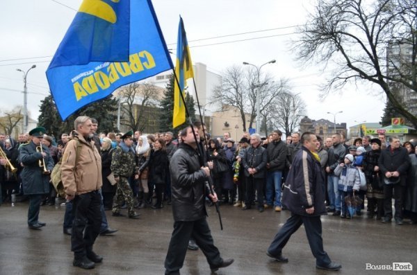 «Герої не вмирають!», – у Луцьку провели в останню путь майданівця. ФОТО. ВІДЕО