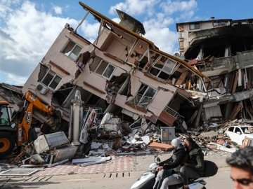 Число жертв землетрусів у Туреччині і Сирії перевищило 15 тисяч