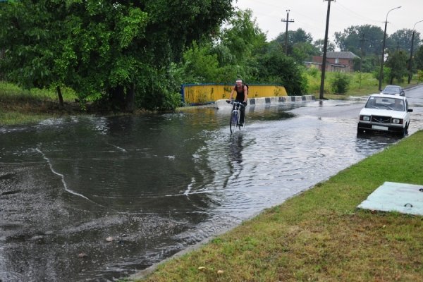 У Луцьку люди кидають свої автівки посеред дороги. ФОТО