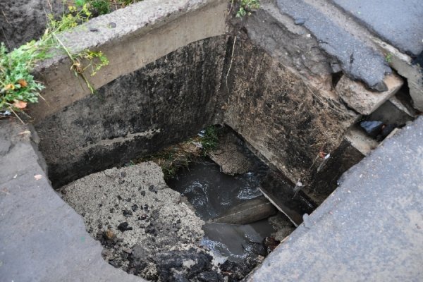 У Луцьку люди кидають свої автівки посеред дороги. ФОТО