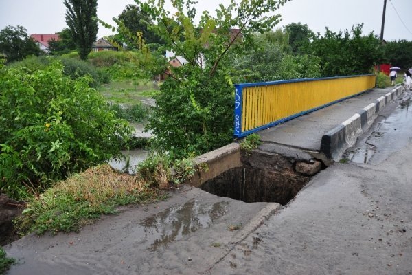 У Луцьку люди кидають свої автівки посеред дороги. ФОТО