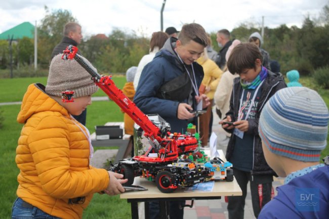 У місті на Волині відбувся конкурс-виставка роботів Lego. ФОТО